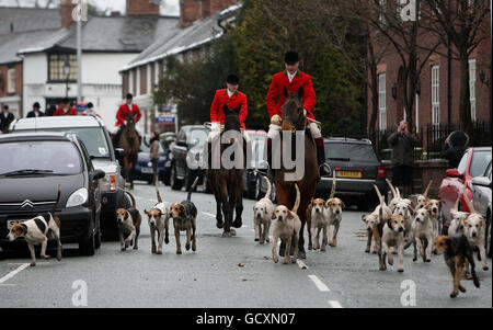 La sfilata Cheshire Hunt lungo High Street a Tarporley, Cheshire, dopo che la loro caccia annuale è stata chiamata di a causa di neve e ghiaccio. Foto Stock