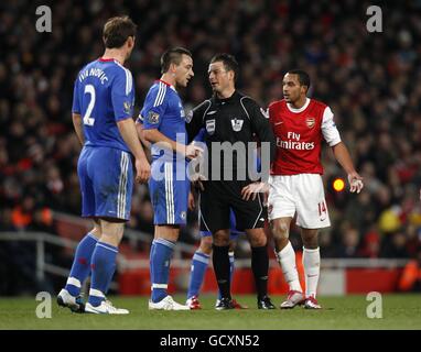 Chelsea's John Terry (seconda a sinistra) E Theo Walcott di Arsenal hanno una parola con l'arbitro Mark Clattenburg (seconda a destra) Foto Stock