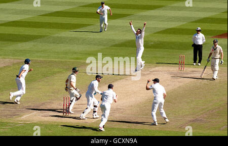 Graeme Swann in Inghilterra celebra il licenziamento di Michael Clarke in Australia durante il quarto test al Melbourne Cricket Ground di Melbourne, Australia. Foto Stock