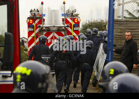 Ufficiali carcerari specializzati scortano i vigili del fuoco a HMP Ford vicino Arundel, Sussex occidentale dopo circa 40 prigionieri hanno iniziato una rivolta e hanno messo in funzione la prigione aperta, secondo il Ministero della Giustizia. Foto Stock