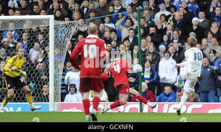 Luciano Becchio (a destra) del Leeds United spara nelle sue squadre tempo di infortunio equaliser durante la partita del campionato di npower a Elland Road, Leeds. Foto Stock