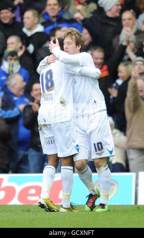 Luciano Becchio (a destra) di Leeds United si congratula con i compagni di squadra Sanchez Watt dopo aver segnato il traguardo di equalizzazione del suo fianco durante la partita del campionato di npower a Elland Road, Leeds. Foto Stock