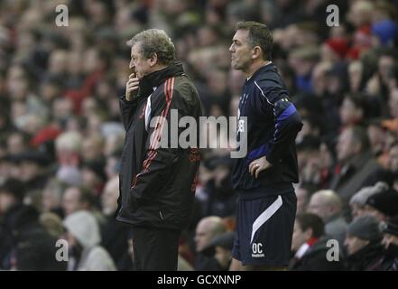 Calcio - Barclays Premier League - Liverpool / Bolton Wanderers - Anfield. Roy Hodgson (a sinistra) e Owen Coyle (a destra), manager di Bolton Wanderers, sulla linea di contatto. Foto Stock