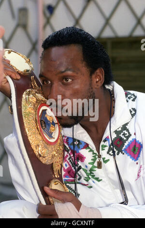 Nigel Benn, il nuovo campione britannico di boxe WBO Middleweight, bacia la cintura del suo campione al suo ritorno a Londra, dopo la sua vittoria sull'americano Doug DeWitt a Atlantic City. Foto Stock