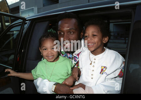 Nigel Benn, il nuovo campione britannico di boxe di Middleweight della WBO, con i suoi figli Dominic, di quattro anni, e Sade, di due anni, all'aeroporto di Gatwick dopo il suo ritorno in Inghilterra dopo la vittoria sull'americano Doug DeWitt a Atlantic City. Foto Stock