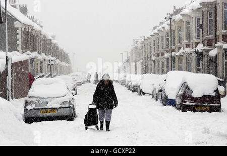 Le strade intorno a Newcastle sono state bloccate da neve profonda oggi dopo un'altra notte di nevicate pesanti. Foto Stock