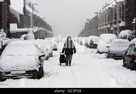 Le strade intorno a Newcastle sono state bloccate da neve profonda oggi dopo un'altra notte di nevicate pesanti. Foto Stock