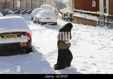 Le strade intorno a Newcastle sono state bloccate da neve profonda oggi dopo un'altra notte di nevicate pesanti. Foto Stock