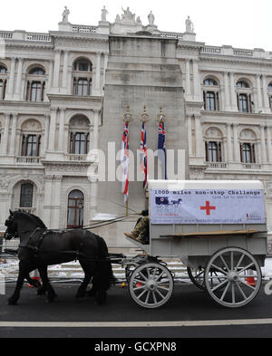 Jackie El Tawil e il Capitano Charlie Danziel guidano un'ambulanza della Croce Rossa della prima guerra mondiale oltre il Cenotaph a Whitehall, Londra, durante il lancio di Horses Help Heroes Charity ride dalla fine della Terra a John o'Groats, per aiutare a raccogliere fondi per il personale di servizio infortunato. Foto Stock