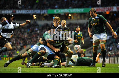 Rugby Union - MasterCard Trophy - Barbarians / Sudafrica - Stadio di Twickenham. I barbari Quintin Geldenhuys vanno oltre per una prova durante la partita del Trofeo MasterCard al Twickenham Stadium, Londra. Foto Stock