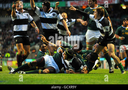 Rugby Union - MasterCard Trophy - Barbarians / Sudafrica - Stadio di Twickenham. I barbari Quintin Geldenhuys festeggiano la partita del Trofeo MasterCard al Twickenham Stadium di Londra. Foto Stock