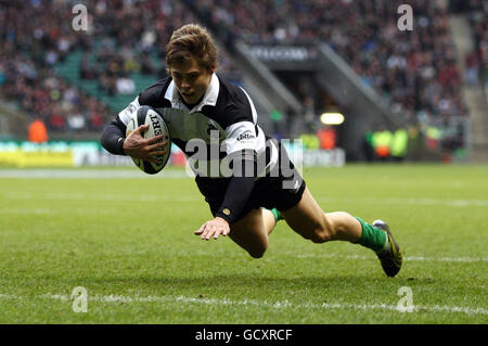 Rugby Union - MasterCard Trophy - Barbarians / Sudafrica - Stadio di Twickenham. James o'Connoe del barbaro segna il secondo tentativo durante la partita del Trofeo MasterCard al Twickenham Stadium di Londra. Foto Stock