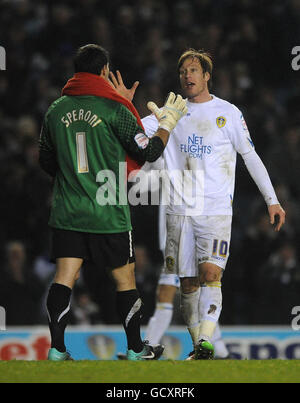 Luciano Becchio (a destra) di Leeds United e Julian Speroni di Crystal Palace si stringono le mani dopo la partita del campionato della Npower Football League a Elland Road, Leeds. Foto Stock