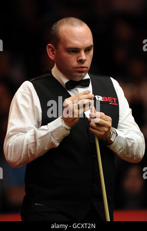 Stuart Bingham dell'Inghilterra durante la sua partita contro Ronnie o'Sullivan dell'Inghilterra durante i Campionati del Regno Unito del 12Bet.Com al Telford International Centre di Telford. Foto Stock