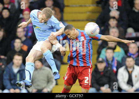 Calcio - Npower Football League Championship - Crystal Palace / Coventry City - Selhurst Park. Nathaniel Clyne di Crystal Palace e Gary McSheffrey di Coventry City (a sinistra) lottano per la palla in aria Foto Stock