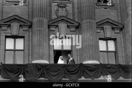 La principessa Mary, visconte Lascelles con il re, la regina e la regina Alexandra, sul balcone di Buckingham Palace dopo la cerimonia. Foto Stock