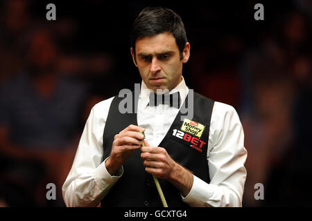 Ronnie o'Sullivan in Inghilterra durante la sua partita contro Stuart Bingham in Inghilterra durante i Campionati del Regno Unito del 12Bet.Com al Telford International Centre di Telford. Foto Stock