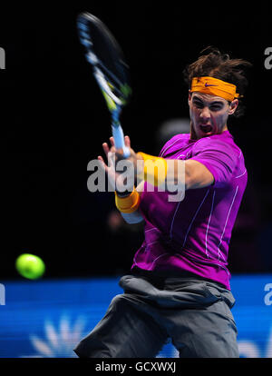 Tennis - Barclays ATP World Tennis Tour Finals - Day 2 - O2 Arena. Rafael Nadal in Spagna durante il secondo giorno delle finali del Tour Mondiale di Tennis di Barclays ATP Foto Stock