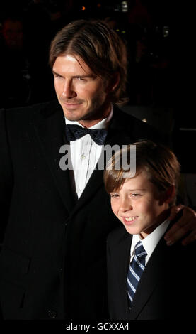 David Beckham e suo figlio Brooklyn arrivano a A Night of Heroes: The Sun Military Awards, all'Imperial War Museum, a Kennington, a sud di Londra. Foto Stock