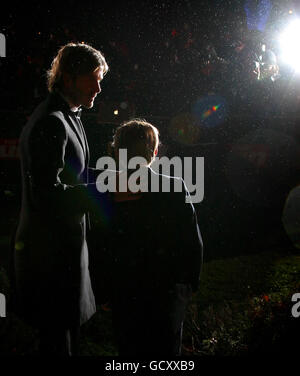 David Beckham e suo figlio Brooklyn arrivano a A Night of Heroes: The Sun Military Awards, all'Imperial War Museum, a Kennington, a sud di Londra. PREMERE ASSOCIAZIONE foto. Data immagine: Mercoledì 15 dicembre 2010. Il credito fotografico dovrebbe essere: Dominic Lipinski/PA Wire Foto Stock