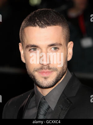 Shayne Ward arriva a A Night of Heroes: The Sun Military Awards, all'Imperial War Museum, a Kennington, a sud di Londra. PREMERE ASSOCIAZIONE foto. Data immagine: Mercoledì 15 dicembre 2010. Il credito fotografico dovrebbe essere: Dominic Lipinski/PA Wire Foto Stock