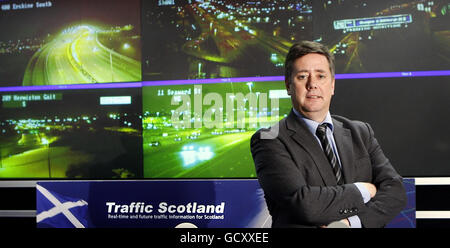 Il nuovo ministro scozzese dei trasporti Keith Brown presso la sala di controllo di Transport Scotland a Glasgow, davanti alle attese nevicate durante la notte. Foto Stock