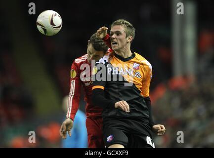 Calcio - UEFA Europa League - Gruppo K - Liverpool / FC Utrecht - Anfield. Fabio Aurelio di Liverpool (a sinistra) e Leon de Kogel del FC Utrecht (a destra) Foto Stock