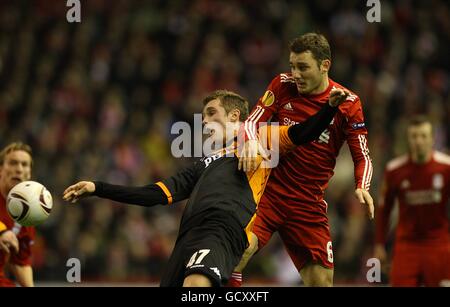 Calcio - UEFA Europa League - Gruppo K - Liverpool / FC Utrecht - Anfield. Leon de Kogel del FC Utrecht (a sinistra) e Fabio Aurelio di Liverpool (a destra) lottano per la palla Foto Stock