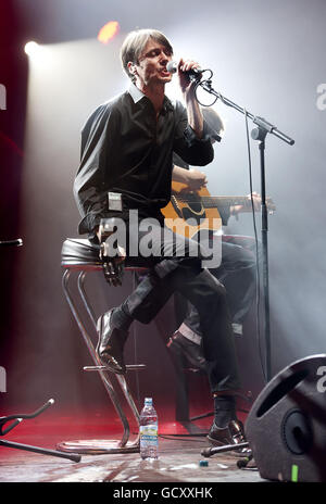 Brett Anderson of Suede si esibisce dal vivo al concerto XFM Winter Wonderland, presso la O2 Brixton Academy a sud di Londra. Foto Stock