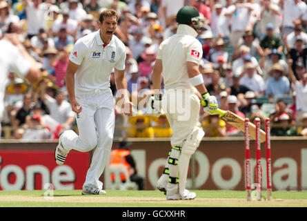 Cricket - Serie 2010 ceneri - terzo Test Match - Day One - Australia / Inghilterra - The WACA. Chris Tremlett, in Inghilterra, festeggia il licenziamento di Philip Hughes in Australia durante la terza partita di prova delle ceneri al WACA di Perth, Australia. Foto Stock