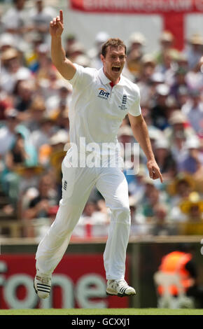 Cricket - Serie 2010 ceneri - terzo Test Match - Day One - Australia / Inghilterra - The WACA. Chris Tremlett in Inghilterra celebra Michael Clarke in Australia durante la terza partita di prova delle ceneri al WACA di Perth, Australia. Foto Stock