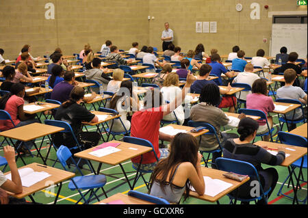 Gli studenti di livello a si siedono un esame di matematica di LIVELLO A all'interno di uno sport sala Foto Stock