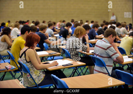 Gli studenti di livello a si siedono un esame di matematica di LIVELLO A all'interno di uno sport sala Foto Stock