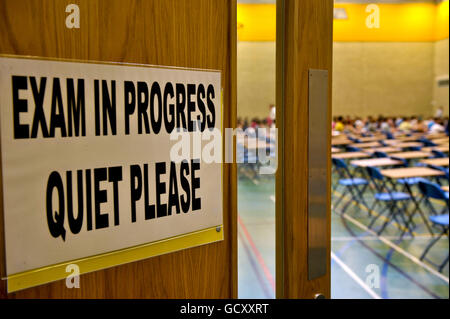 Gli studenti di livello a si siedono un esame di matematica di LIVELLO A all'interno di uno sport sala Foto Stock