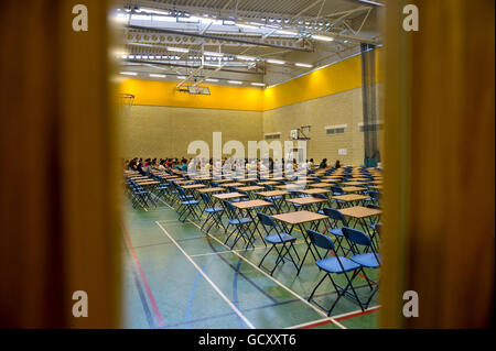 Stock di esami di livello 'A'. Gli studenti di livello a si siedono all'interno di una sala sportiva per un esame di matematica di Livello A. Foto Stock