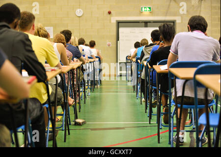 Stock di esami di livello 'A'. Gli studenti di livello a si siedono all'interno di una sala sportiva per un esame di matematica di Livello A. Foto Stock