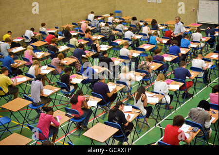 Gli studenti di livello a si siedono un esame di matematica di LIVELLO A all'interno di uno sport sala Foto Stock