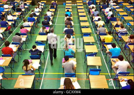 Stock di esami di livello 'A'. Gli studenti di livello a si siedono all'interno di una sala sportiva per un esame di matematica di Livello A. Foto Stock