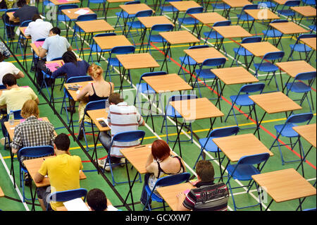 Gli studenti di livello a si siedono un esame di matematica di LIVELLO A all'interno di uno sport sala Foto Stock