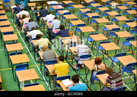 Gli studenti di livello a si siedono un esame di matematica di LIVELLO A all'interno di uno sport sala Foto Stock