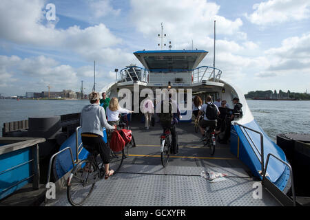 Il traghetto dalla Stazione Centrale di Amsterdam Nord, Amsterdam, Olanda, Paesi Bassi, Europa Foto Stock