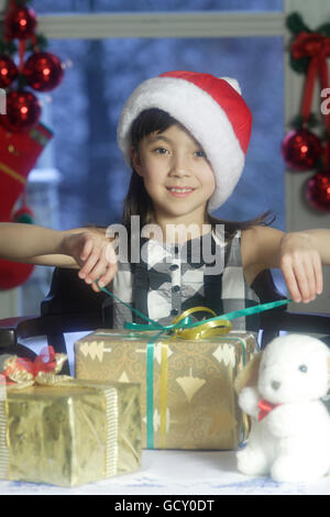 Ragazza, 12 anni, scartare i regali di Natale Foto stock - Alamy