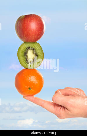 Mano frutti di bilanciamento sul fingertip Foto Stock