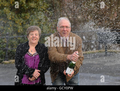 Derek e Sandra Streets celebrano la loro vittoria di un milione di sterline al Crown Spa Hotel, The Esplanade, South Cliff, Scarborough, diventando i diciannovesimi vincitori della vigilia di Natale Euromillions Millionaire Raffle. Foto Stock