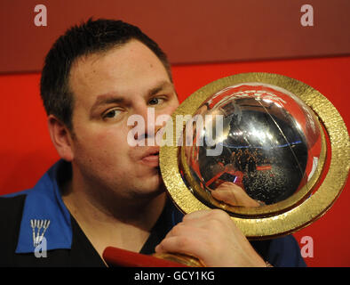 Adrian Lewis bacia il trofeo dopo aver sconfitto Gary Anderson durante la finale del Campionato Mondiale di Freccette Ladbrokes.com ad Alexandra Palace, Londra. Foto Stock