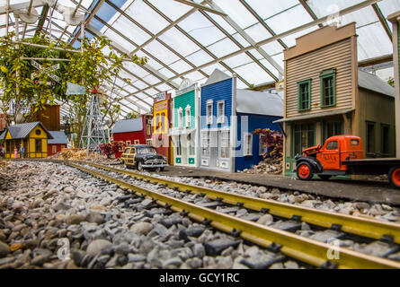 Scala in miniatura modellino ferroviario sul display a Buffalo and Erie County Botanical Gardens in Buffalo New York Foto Stock