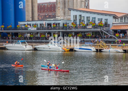 Persone kayak passato Buffalo Riverworks complesso nel fiume Buffalo in Buffalo New York Foto Stock