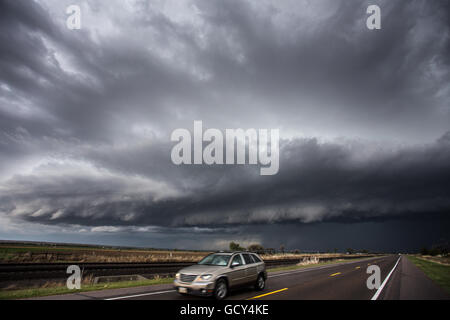 Una vettura che si allontana da un avvicinamento temporale nei pressi di Broadwater, Nebraska, 15 maggio 2015. Foto Stock