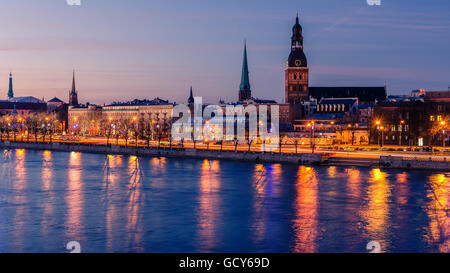 Riga, Lettonia: Città vecchia di notte Foto Stock