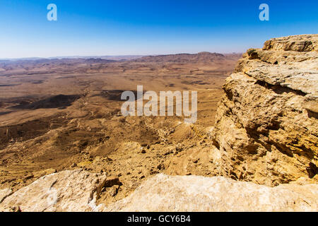 Nazionale parco geologico HaMakhtesh HaRamon - Ramon cratere si trova il più grande cratere- Erosione geologica terra forma in Israele . Foto Stock